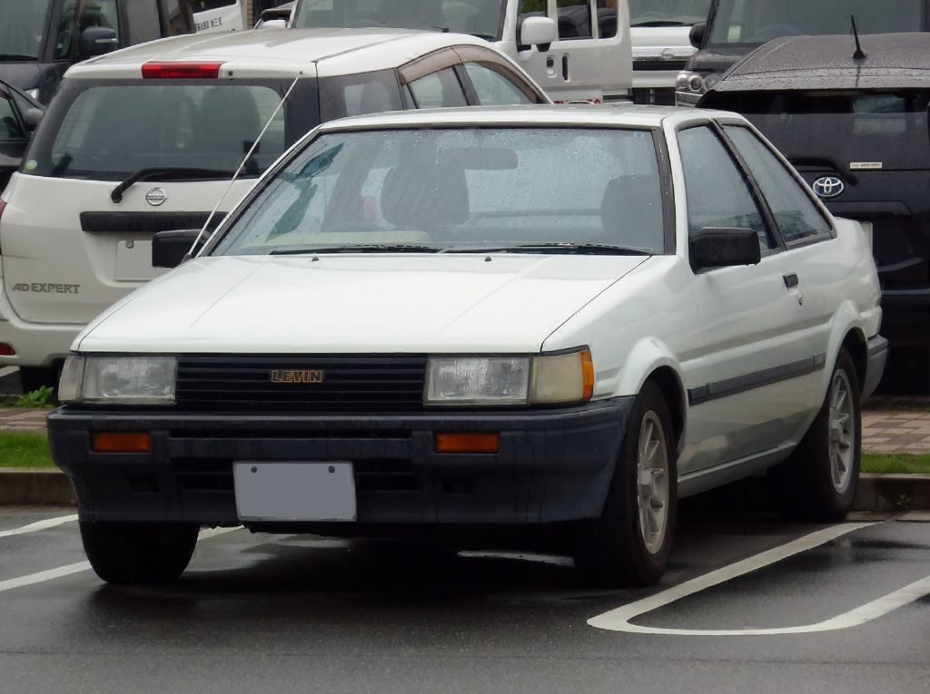 多くのドライバーを育てた1 6リッタークラスの傑作クーペ トヨタ カローラレビン Te27とae86は現在でも中古車市場で大人気